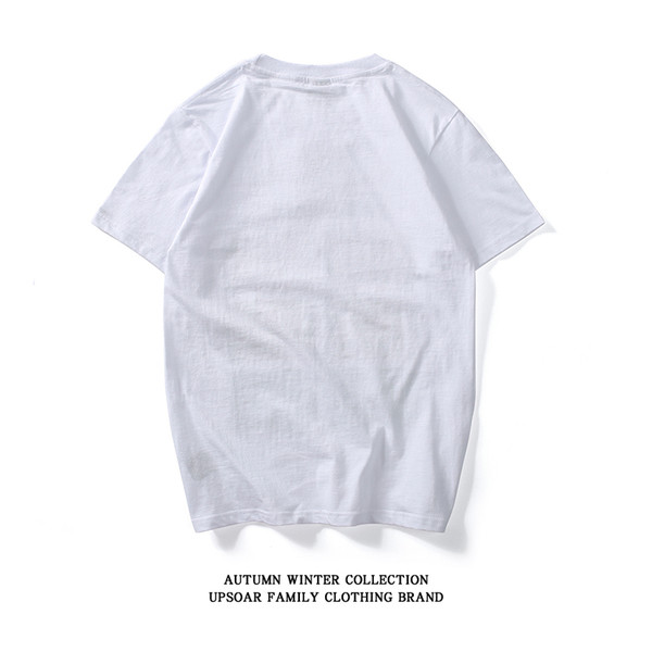 Ανδρικό μπλουζάκι με κολάρο σε σχήμα O και μαύρο, κόκκινο και λευκό χρώμα