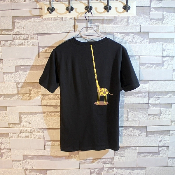 Klasszikus férfi póló díszítő zsebbel és zsiráf rátéttel