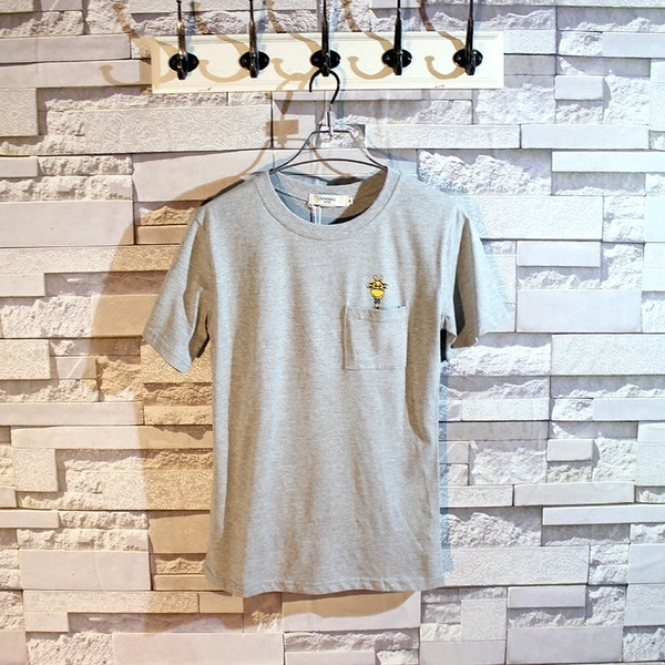 Klasszikus férfi póló díszítő zsebbel és zsiráf rátéttel