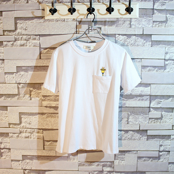 Klasszikus férfi póló díszítő zsebbel és zsiráf rátéttel