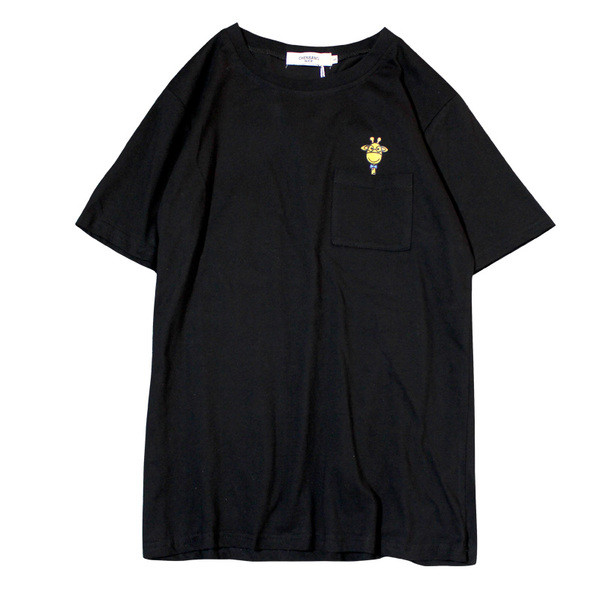 Klasszikus férfi póló díszítő zsebbel és zsiráf rátéttel