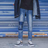 Αθλητικά κομψά τζιν παντελόνια με σκοσμένα στοιχεία και ενδιαφέρον στρίφωμα