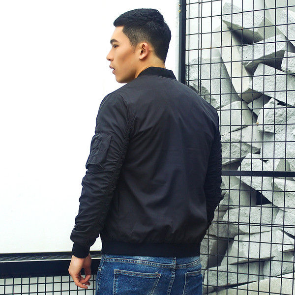 Tavaszi férfi kabát cipzáros elemekkel, a színekben