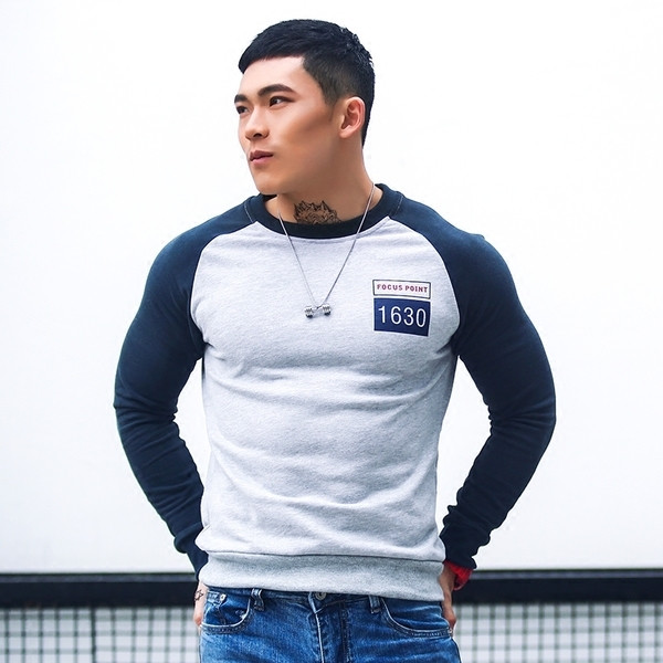 Férfi sport-alkalmi pulóver a testen