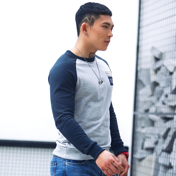 Férfi sport-alkalmi pulóver a testen