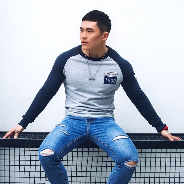 Férfi sport-alkalmi pulóver a testen