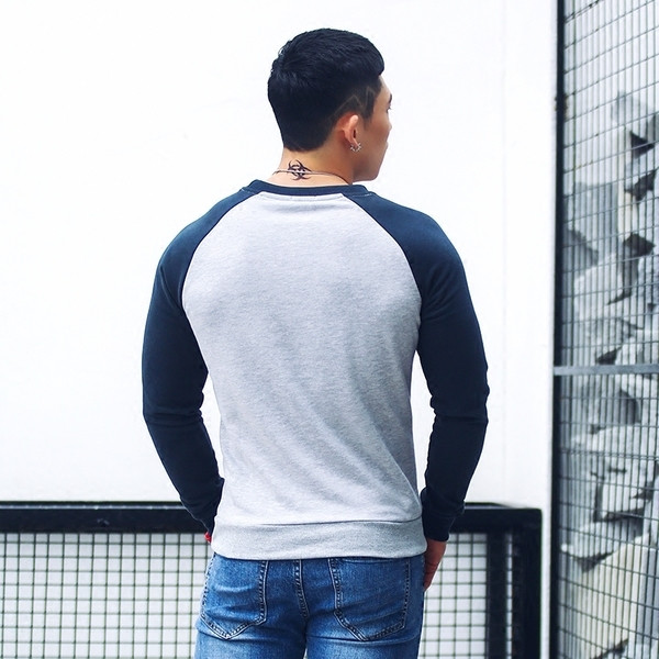 Férfi sport-alkalmi pulóver a testen