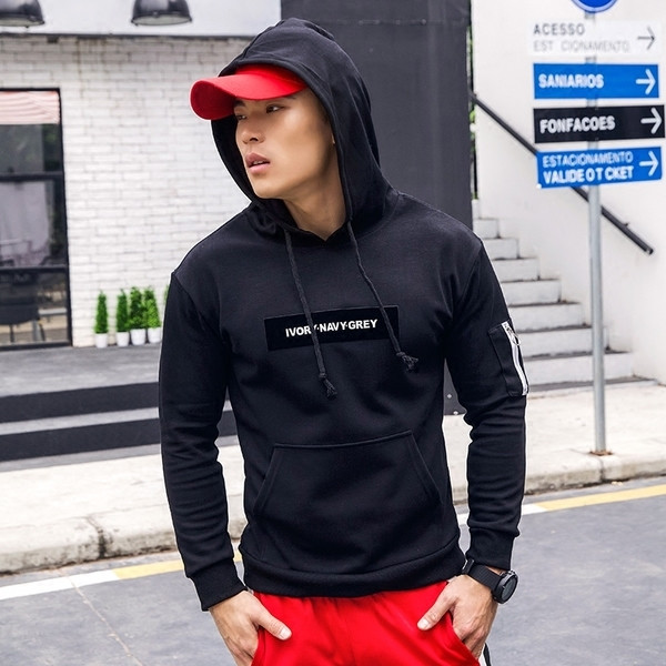 Férfi sportpulóver több színben kapucnival, zsebekkel, felirattal