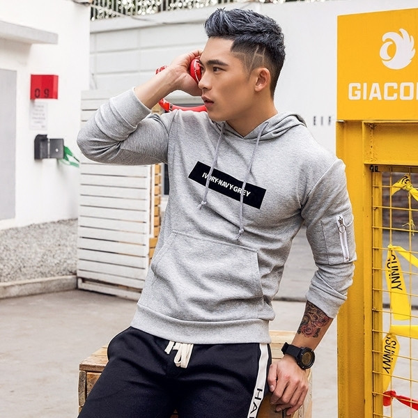 Férfi sportpulóver több színben kapucnival, zsebekkel, felirattal