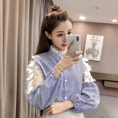 Μοντέρνο γυναικείο πουκάμισο με δαντέλα και φτερά σε λευκό και μπλε χρώμα