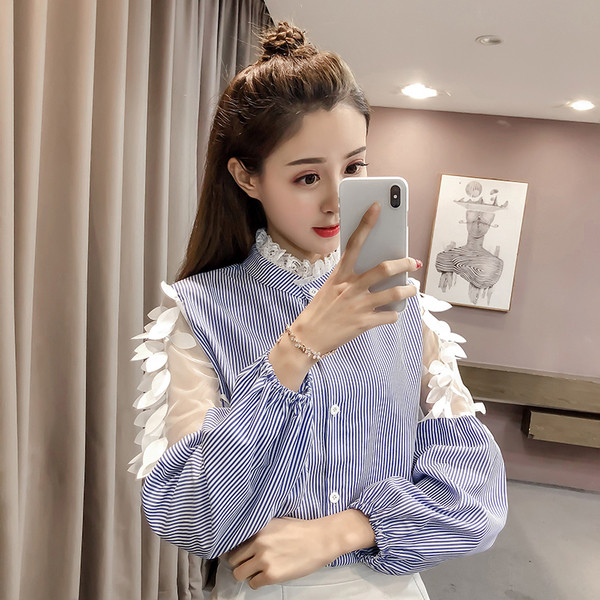 Μοντέρνο γυναικείο πουκάμισο με δαντέλα και φτερά σε λευκό και μπλε χρώμα