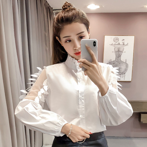 Μοντέρνο γυναικείο πουκάμισο με δαντέλα και φτερά σε λευκό και μπλε χρώμα