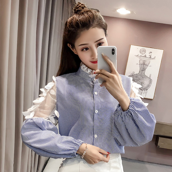 Μοντέρνο γυναικείο πουκάμισο με δαντέλα και φτερά σε λευκό και μπλε χρώμα