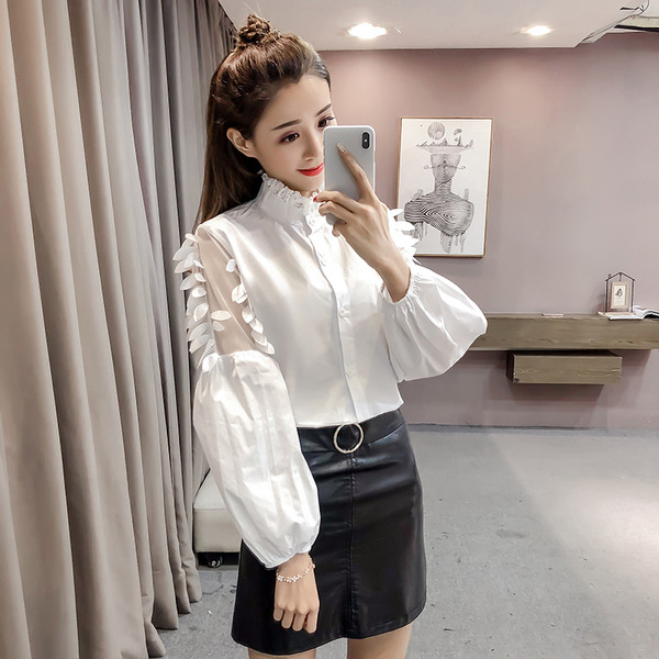 Μοντέρνο γυναικείο πουκάμισο με δαντέλα και φτερά σε λευκό και μπλε χρώμα