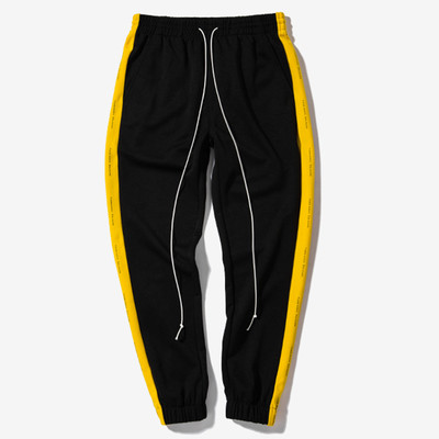 Ανδρική αθλητική φόρμα σε ανοιχτά χρώματα με άκρες και επιγραφή