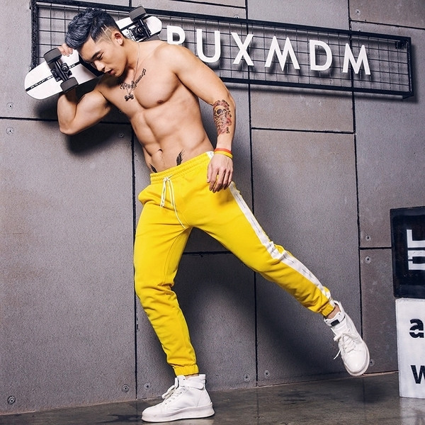 Ανδρική αθλητική φόρμα σε ανοιχτά χρώματα με άκρες και επιγραφή