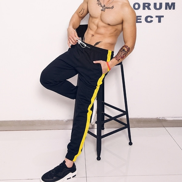 Ανδρική αθλητική φόρμα σε ανοιχτά χρώματα με άκρες και επιγραφή