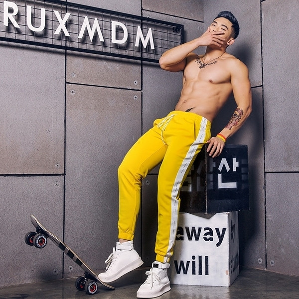 Ανδρική αθλητική φόρμα σε ανοιχτά χρώματα με άκρες και επιγραφή