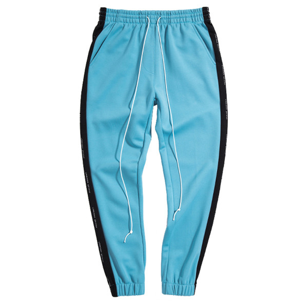 Ανδρική αθλητική φόρμα σε ανοιχτά χρώματα με άκρες και επιγραφή