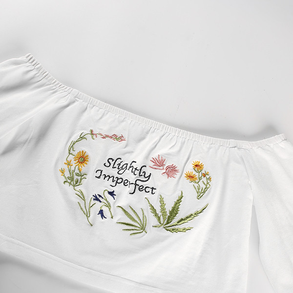 Κομψή μπλούζα με κοντό μανίκι και με επιγραφή