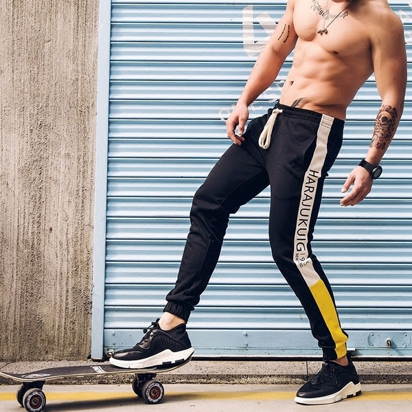 Ανδρική αθλητική φόρμα σε τρία χρώματα με κορδόνια και χρωματιστές άκρες