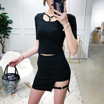 Αθλητική-κομψή γυναικεία φόρμα που αποτελείται από μπλούζα + φούστα σε μαύρο χρώμα