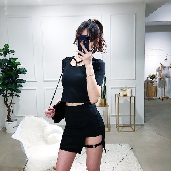 Αθλητική-κομψή γυναικεία φόρμα που αποτελείται από μπλούζα + φούστα σε μαύρο χρώμα