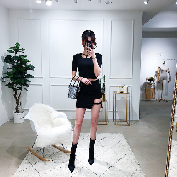 Αθλητική-κομψή γυναικεία φόρμα που αποτελείται από μπλούζα + φούστα σε μαύρο χρώμα