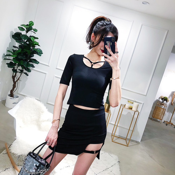 Αθλητική-κομψή γυναικεία φόρμα που αποτελείται από μπλούζα + φούστα σε μαύρο χρώμα