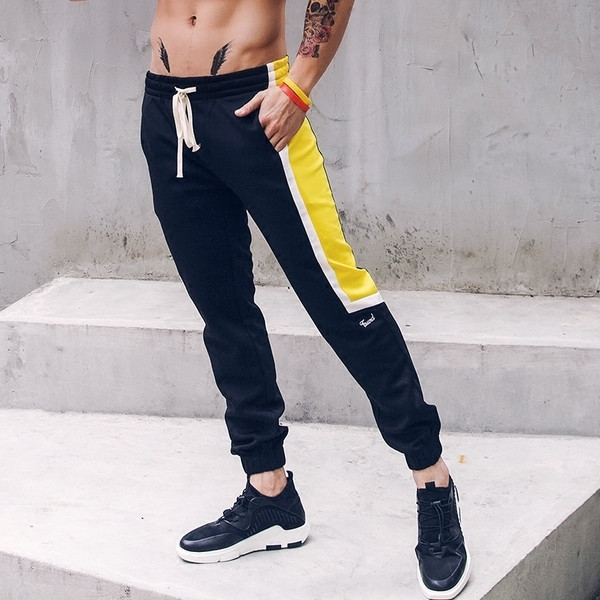 Férfi sporttréningruha két színben nyakkendővel és oldalpánttal