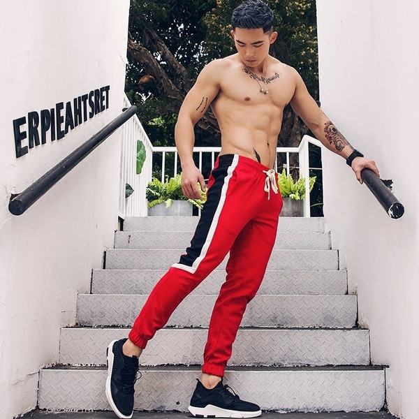 Férfi sporttréningruha két színben nyakkendővel és oldalpánttal