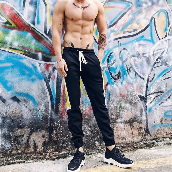 Férfi sporttréningruha két színben nyakkendővel és oldalpánttal