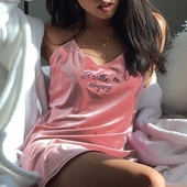 Σύντομο γυναικείο φόρεμα από βελούδινη  με λεπτές λωρίδες και επιγραφή