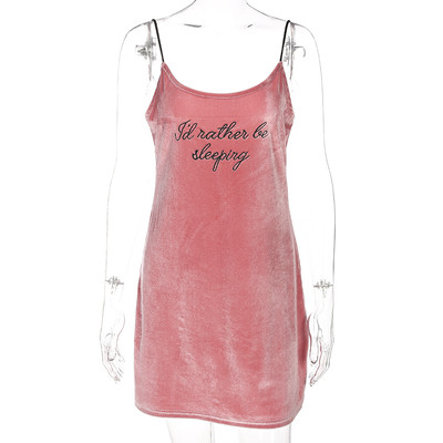 Σύντομο γυναικείο φόρεμα από βελούδινη  με λεπτές λωρίδες και επιγραφή