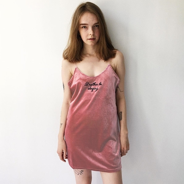 Σύντομο γυναικείο φόρεμα από βελούδινη  με λεπτές λωρίδες και επιγραφή