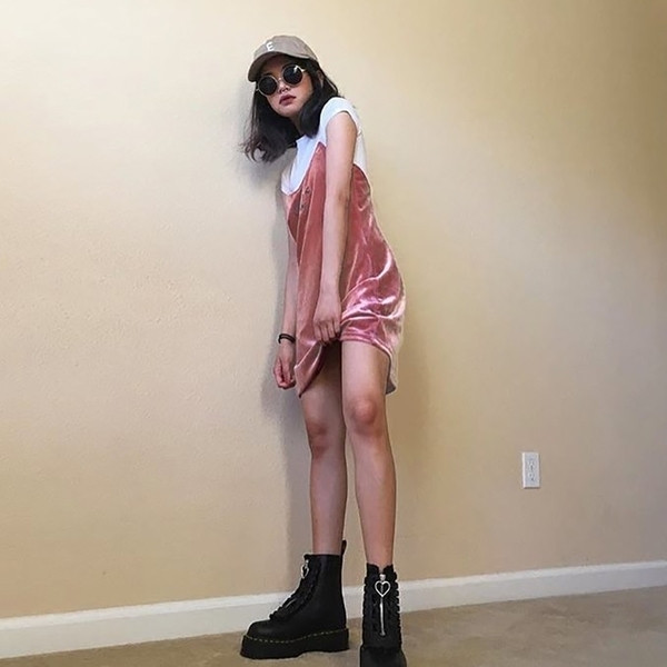 Σύντομο γυναικείο φόρεμα από βελούδινη  με λεπτές λωρίδες και επιγραφή