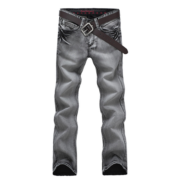 Κομψά ανδρικά τζιν σε ανοιχτό χρώμα με τσέπες