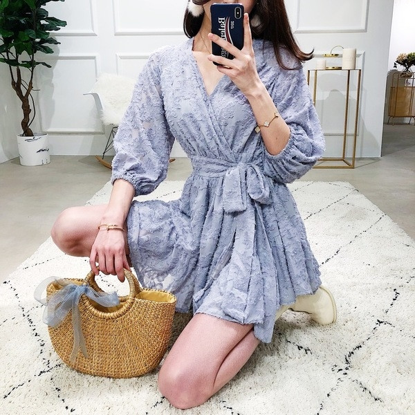 Modern női rövid szabású ruha mély V-nyakkal, három színben