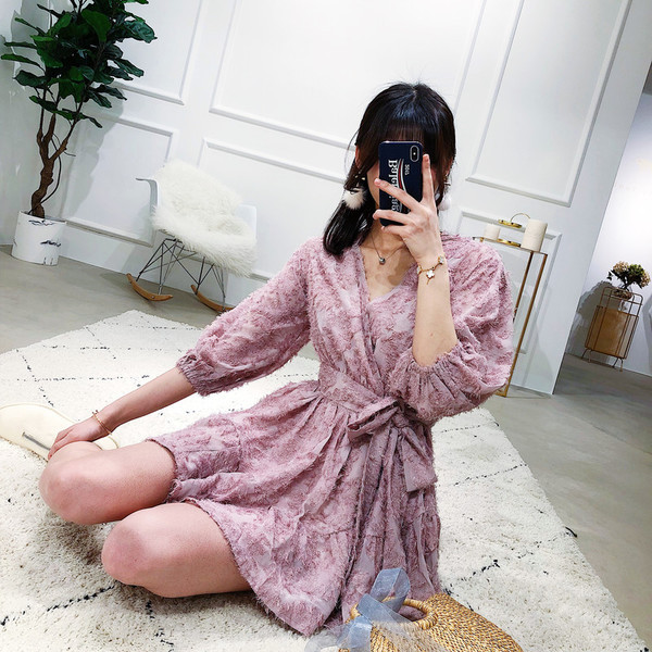 Modern női rövid szabású ruha mély V-nyakkal, három színben