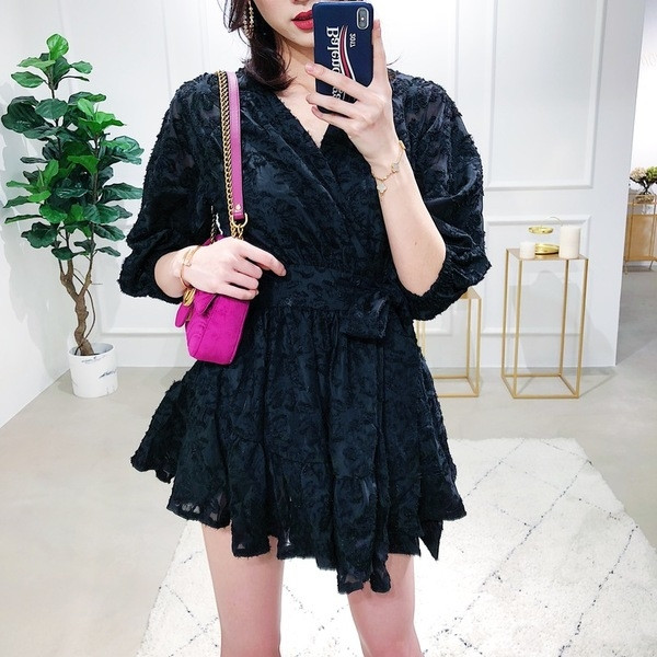 Modern női rövid szabású ruha mély V-nyakkal, három színben