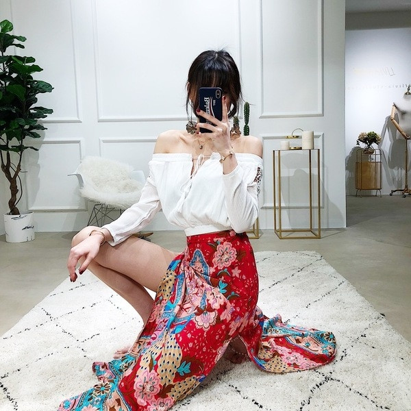 Κομψή, καθαρή μπλούζα με πεσμένα ώμους και freestyle σε μαύρο και άσπρο χρώμα