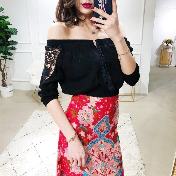 Κομψή, καθαρή μπλούζα με πεσμένα ώμους και freestyle σε μαύρο και άσπρο χρώμα