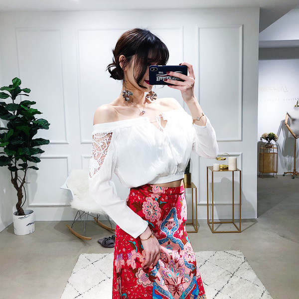 Κομψή, καθαρή μπλούζα με πεσμένα ώμους και freestyle σε μαύρο και άσπρο χρώμα