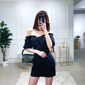 Κομψό γυναικείο φόρεμα με διασυνδέσεις και κοντά μανίκια σε μαύρο χρώμα