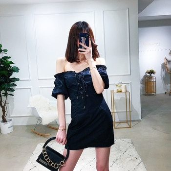 Κομψό γυναικείο φόρεμα με διασυνδέσεις και κοντά μανίκια σε μαύρο χρώμα