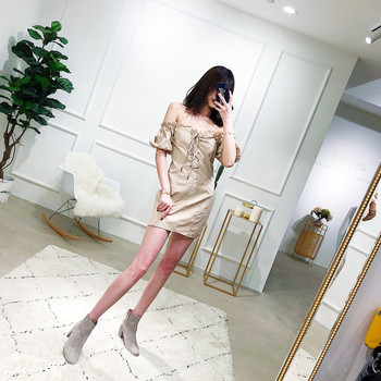 Κομψό γυναικείο φόρεμα με διασυνδέσεις και κοντά μανίκια σε μαύρο χρώμα