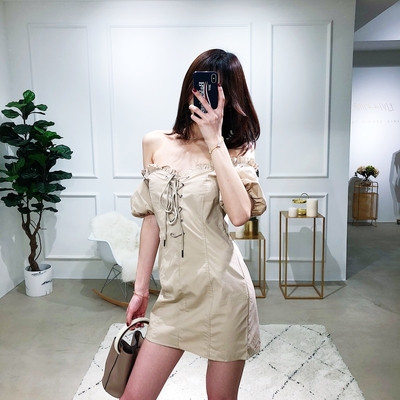 Κομψό γυναικείο φόρεμα με διασυνδέσεις και κοντά μανίκια σε μαύρο χρώμα