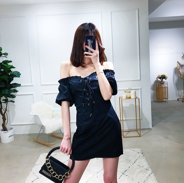 Κομψό γυναικείο φόρεμα με διασυνδέσεις και κοντά μανίκια σε μαύρο χρώμα