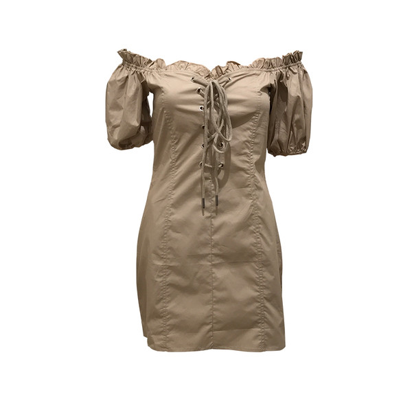 Κομψό γυναικείο φόρεμα με διασυνδέσεις και κοντά μανίκια σε μαύρο χρώμα