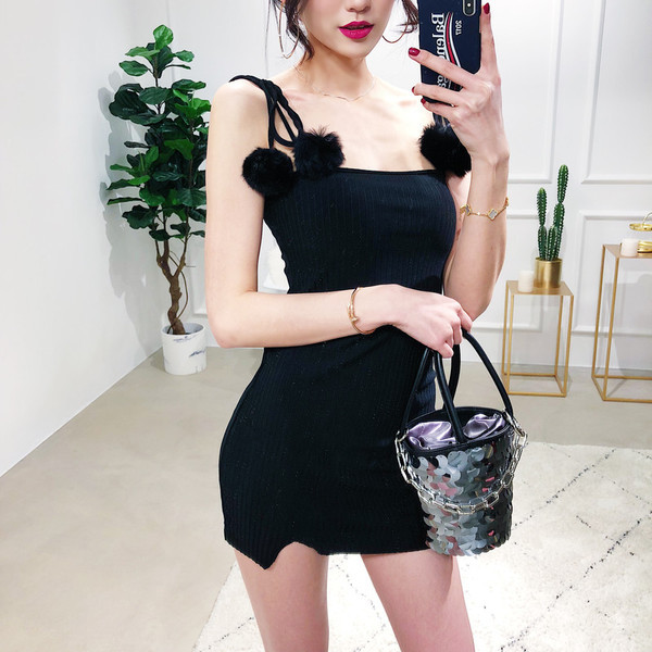 Κομψό γυναικείο φόρεμα με κοντό μανίκι  με λεπτούς ιμάντες ώμου και μαύρες διακοσμήσεις